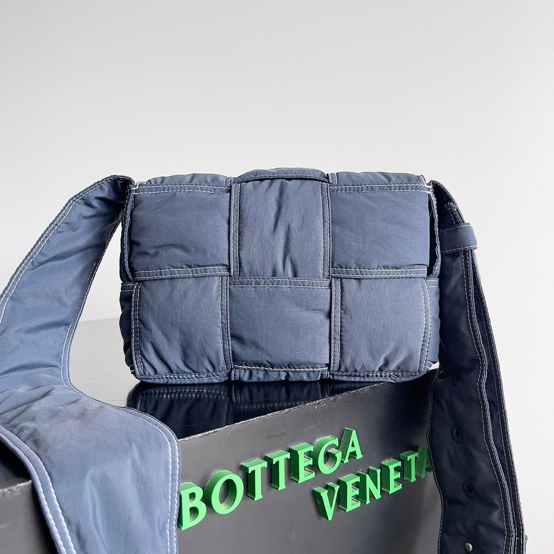Bottega Veneta 795675 Blue Designer Handbag - detail image 3