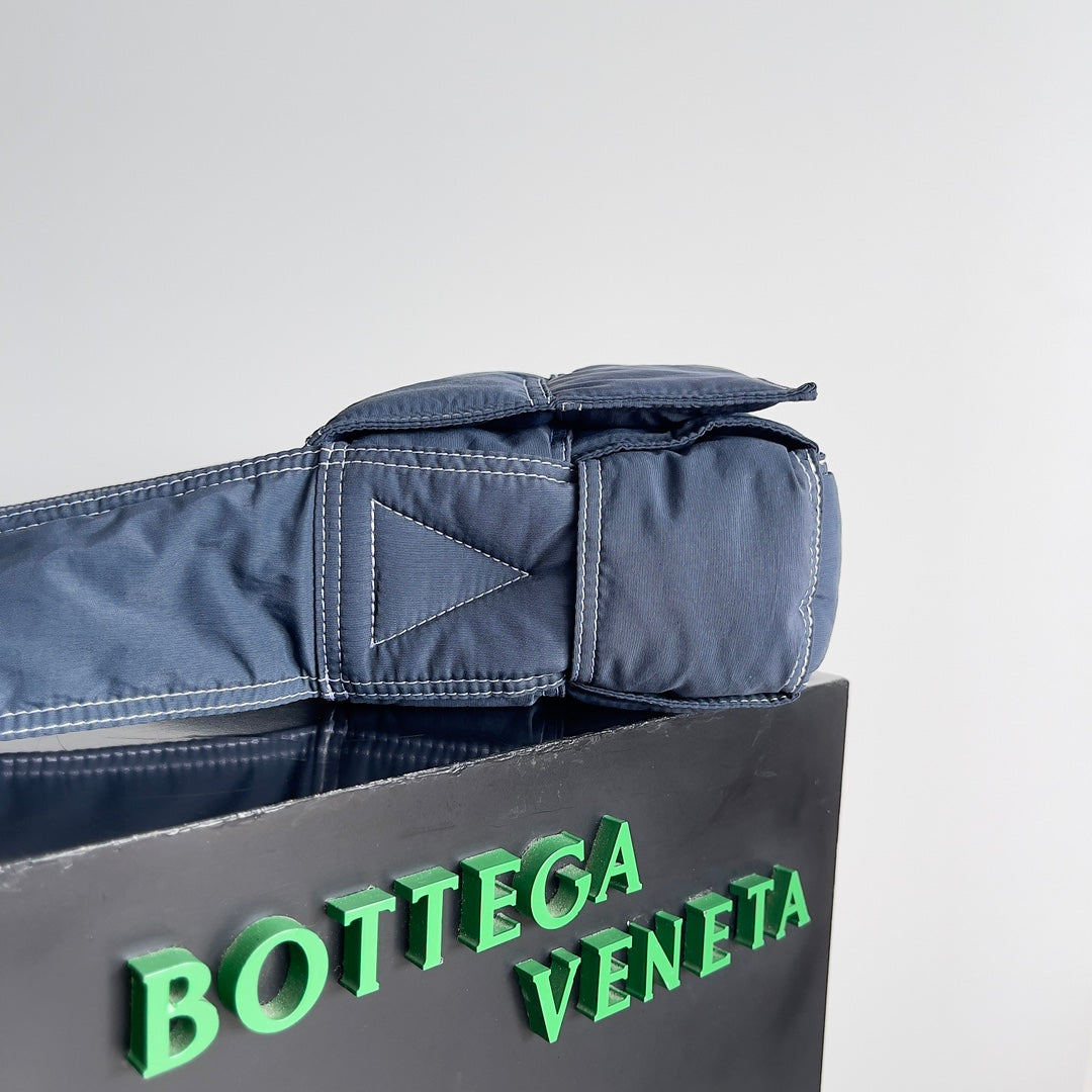 Bottega Veneta 795675 Blue Designer Handbag - detail image 2