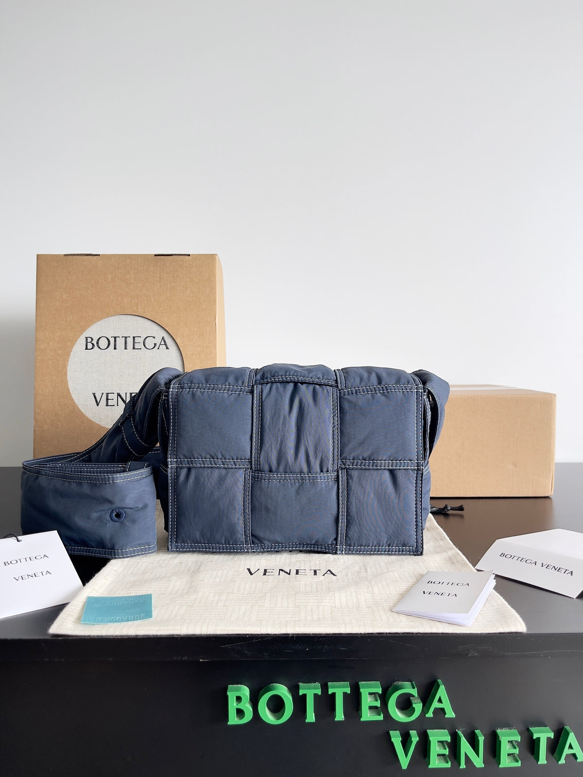 Bottega Veneta Blue Designer Handbag Edition 22