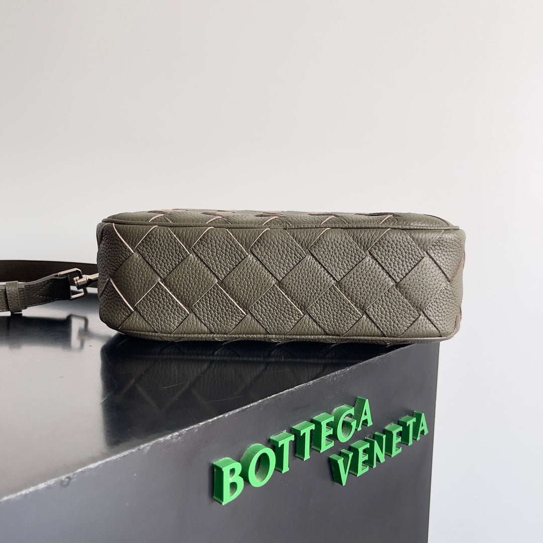 Bottega Veneta 755925 Black Designer Handbag Edition 2 - detail image 3