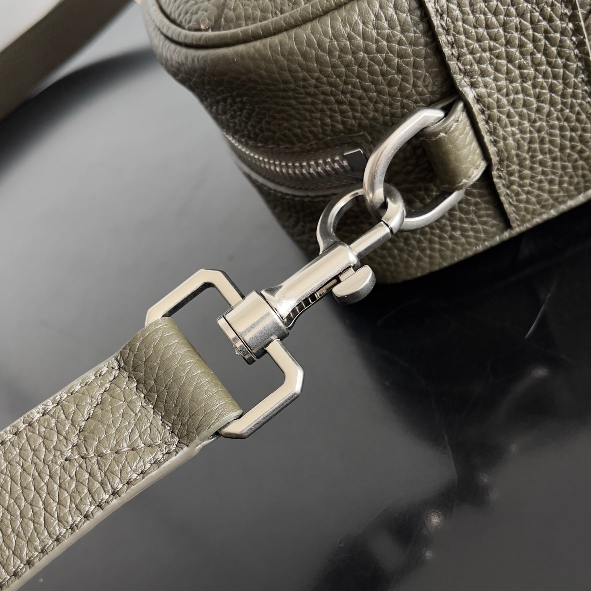 Bottega Veneta 755925 Black Designer Handbag Edition 2 - detail image 4