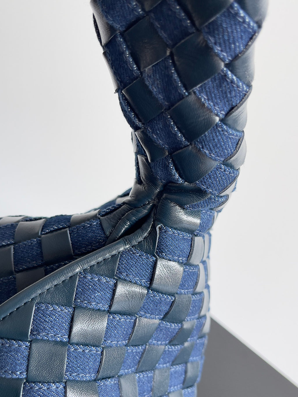 Bottega Veneta 795949 Black & Blue Designer Handbag - detail image 4