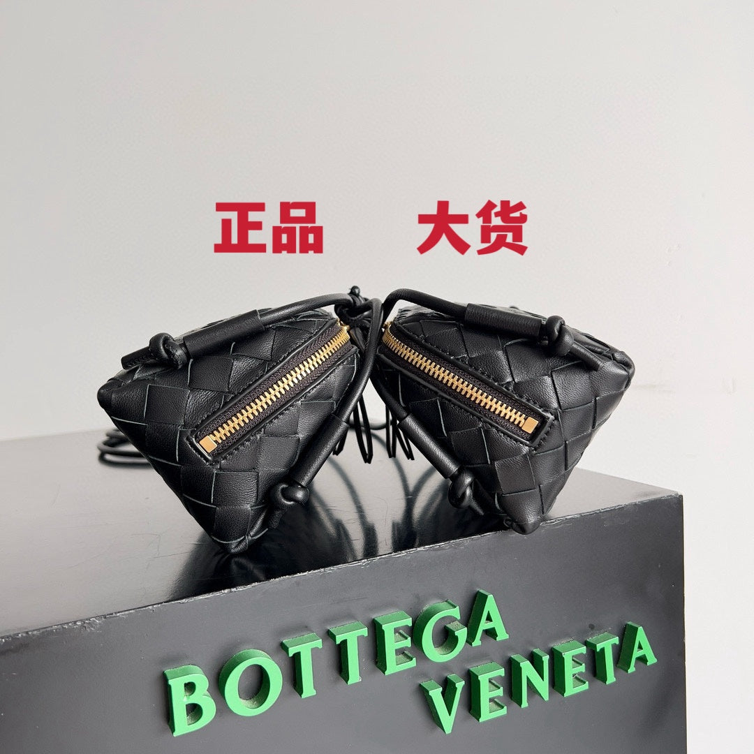 Bottega Veneta Black Designer Handbag Edition 1017 - detail image 3