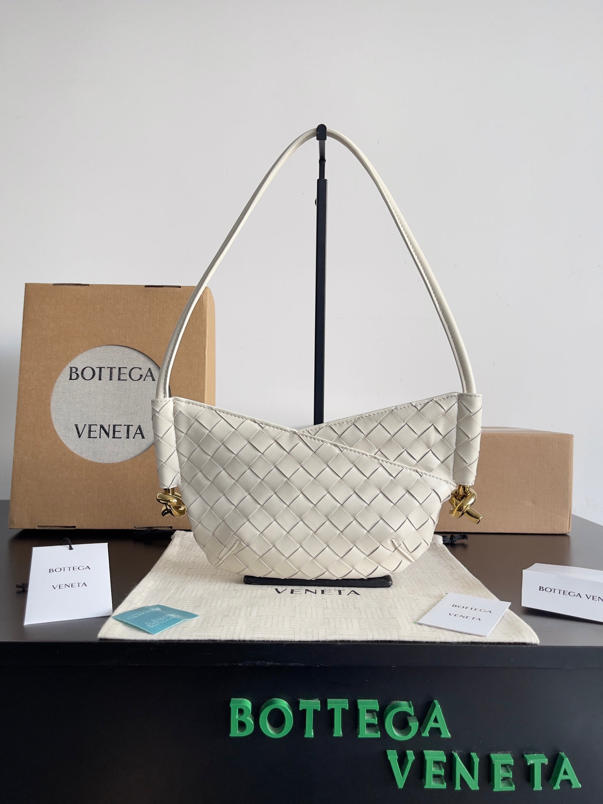 Bottega Veneta Black Designer Handbag Edition 858