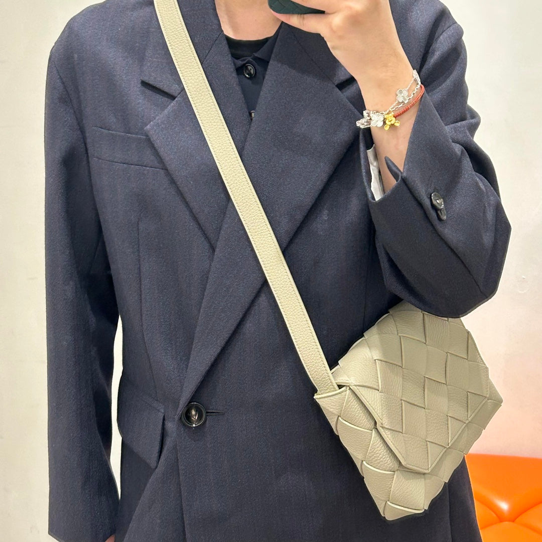 Bottega Veneta Black Designer Handbag Edition 990 - detail image 3