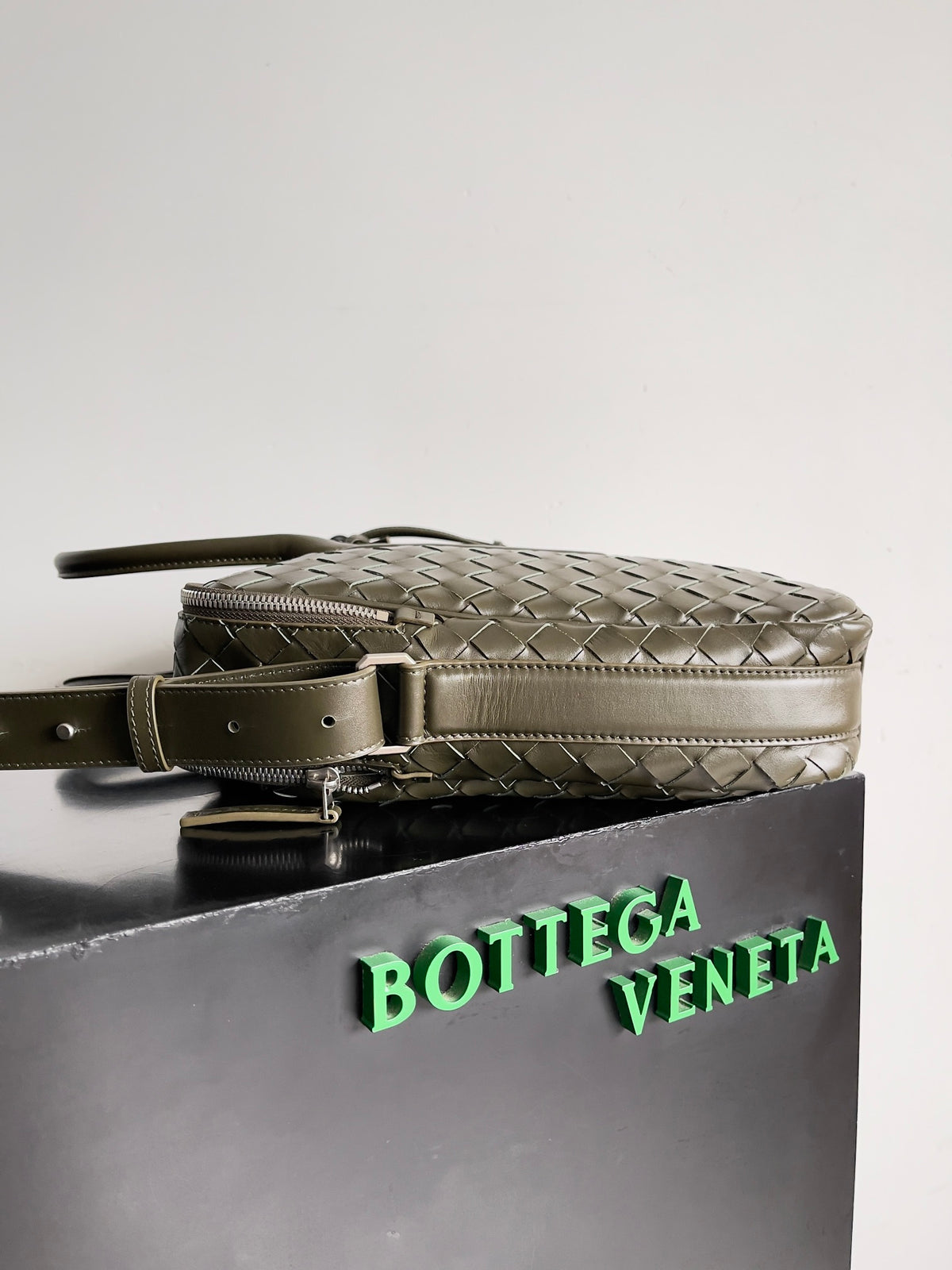 Bottega Veneta 766361 Black Designer Handbag - detail image 2