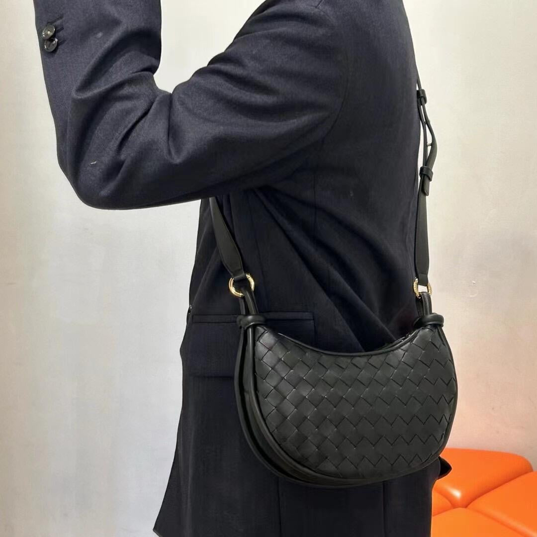 Bottega Veneta Black Designer Handbag Edition 986 - detail image 3