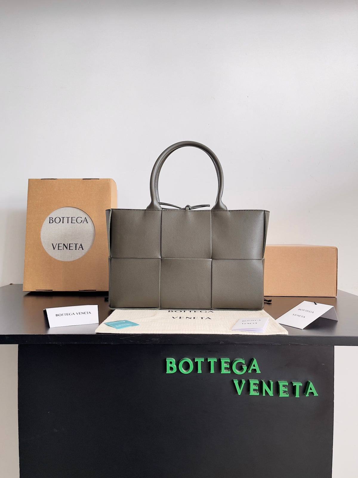 Bottega Veneta Black Designer Wallet Edition 51