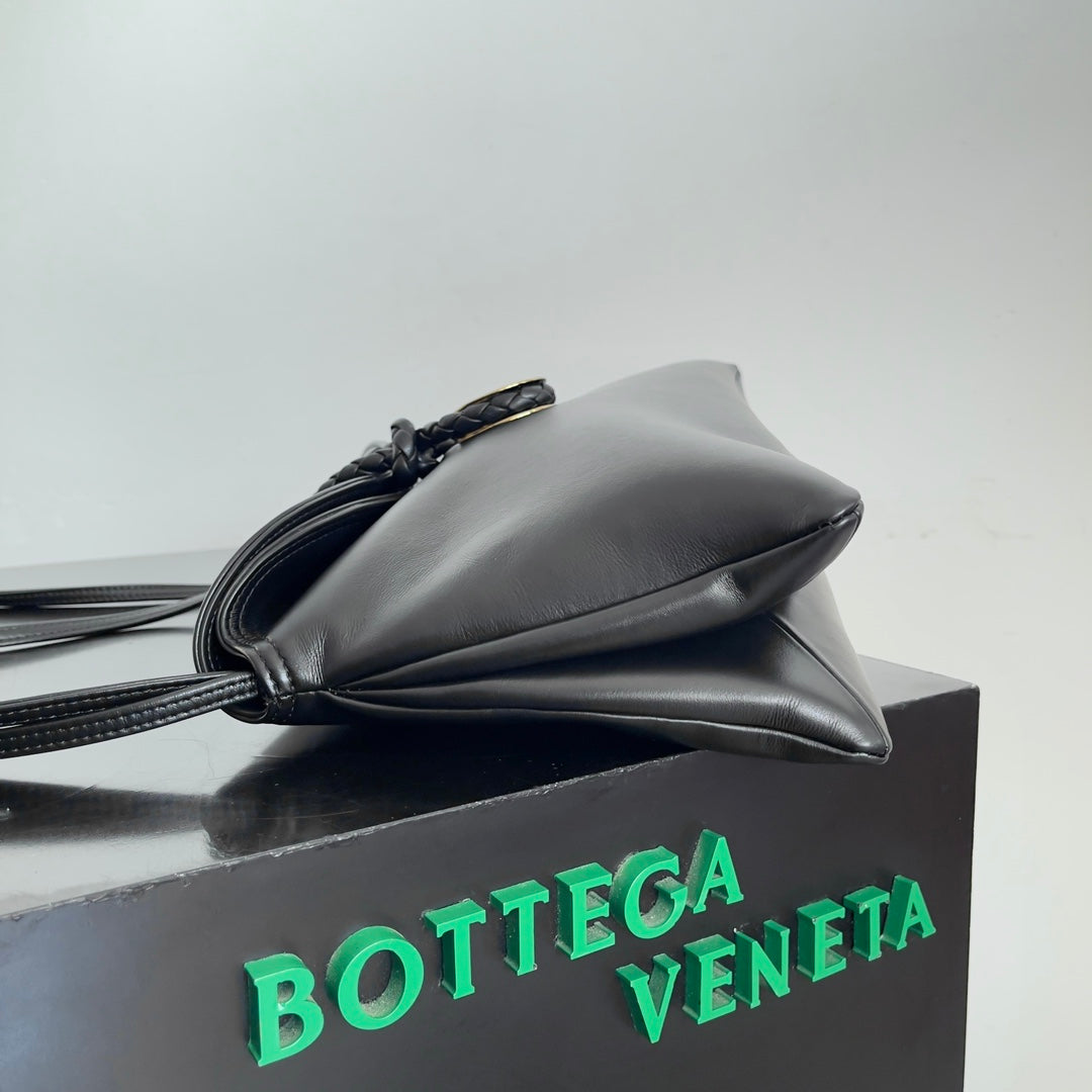Bottega Veneta 806034 Black Designer Handbag Edition 4 - detail image 2