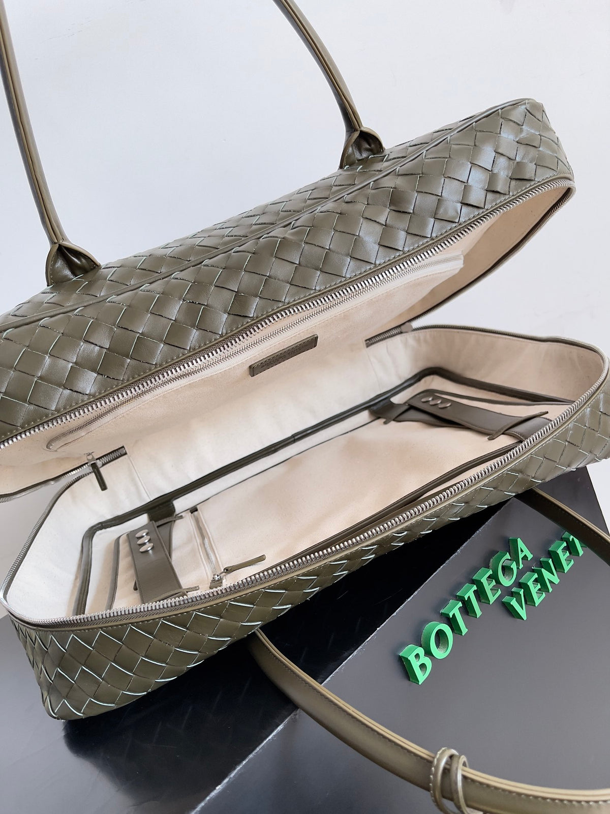 Bottega Veneta 765620 Black Designer Handbag - detail image 9