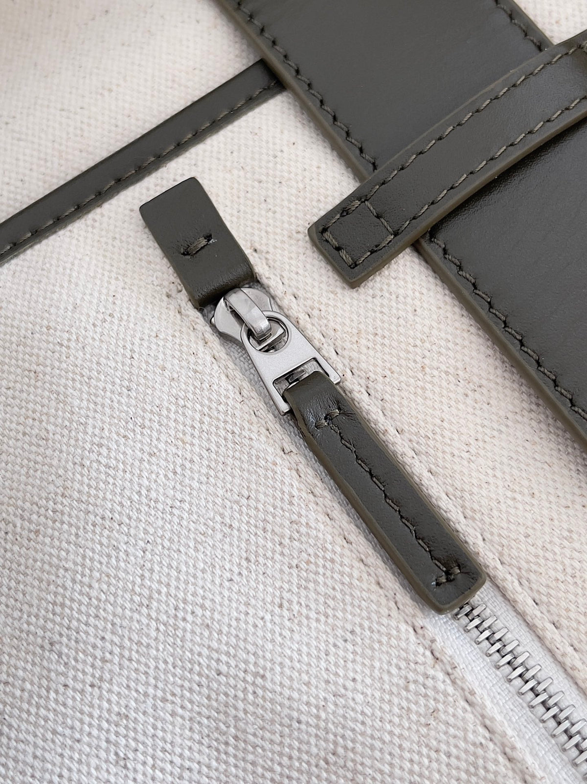 Bottega Veneta Black Designer Handbag Edition 947 - detail image 6