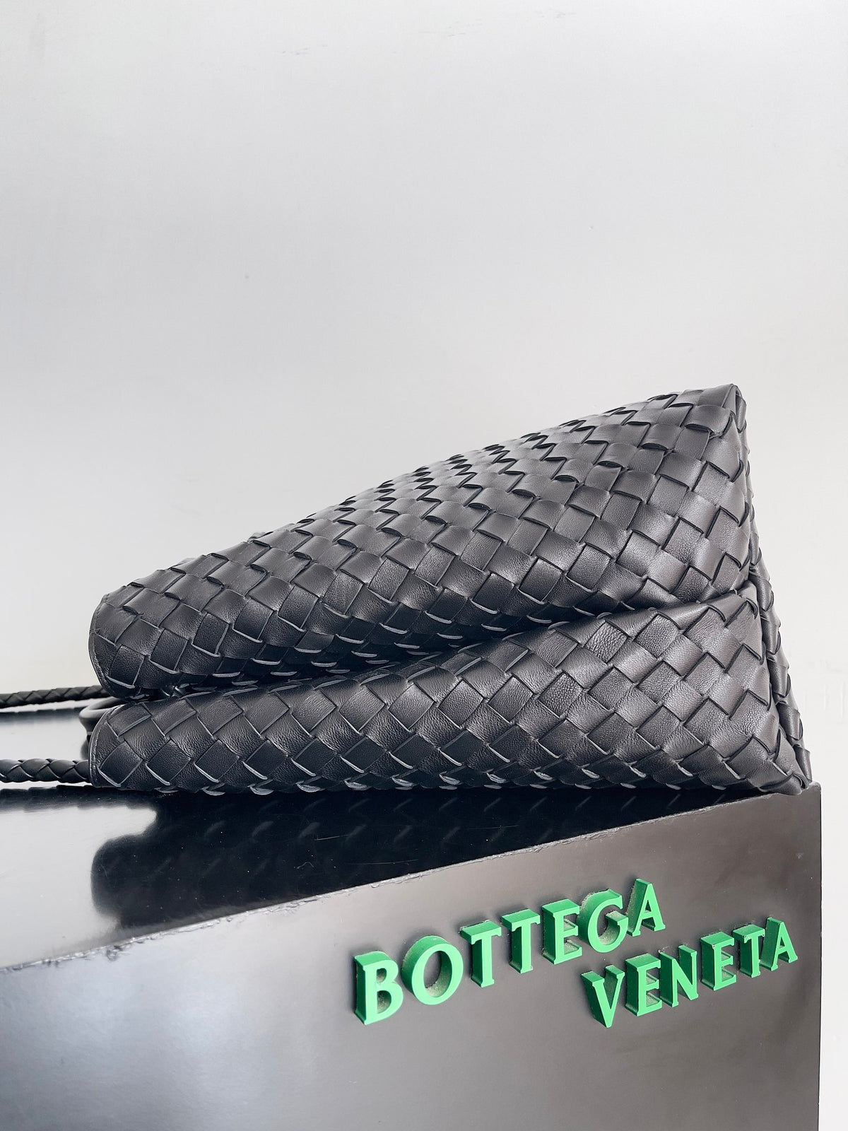 Bottega Veneta 743575 Black Designer Handbag Edition 9 - detail image 2