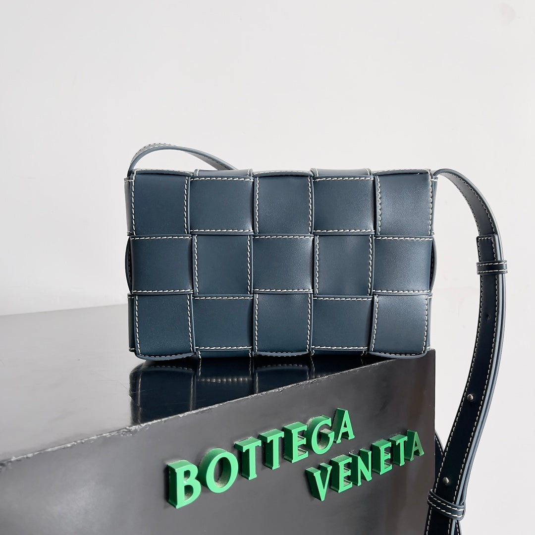 Bottega Veneta 758105 Black Designer Handbag Edition 2 - detail image 2