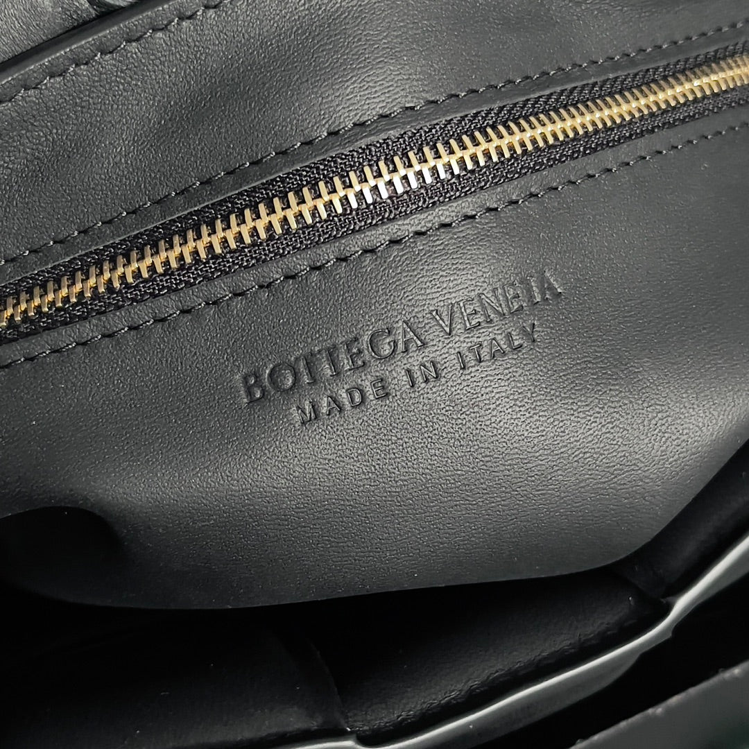 Bottega Veneta Black Designer Handbag Edition 934 - detail image 8