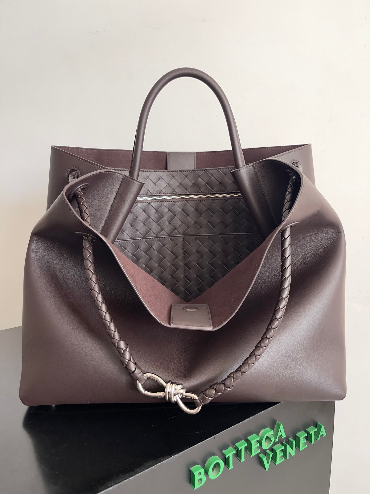 Bottega Veneta 806010 Black Hobo Bag Edition 2 - detail image 9