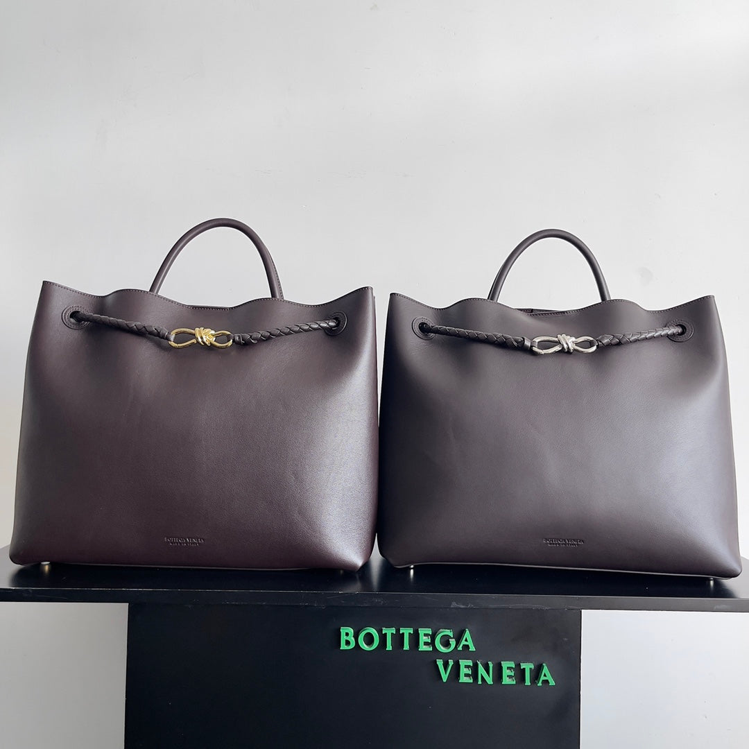 Bottega Veneta Black Designer Handbag Edition 926 - detail image 2