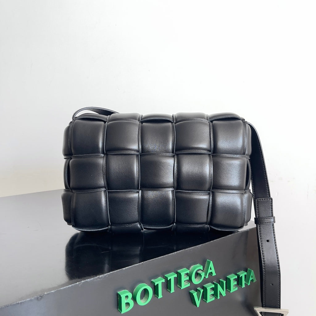 Bottega Veneta Black Designer Handbag Edition 936 - detail image 2