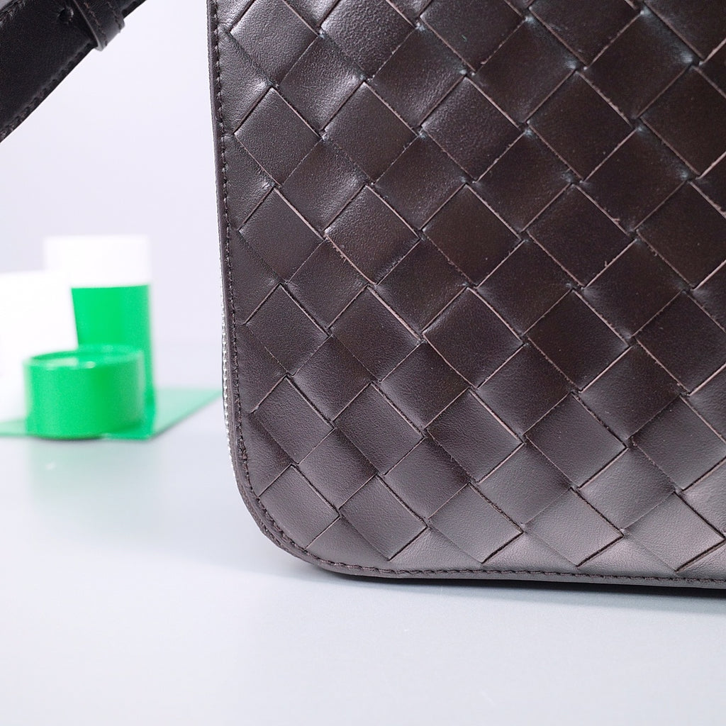 Bottega Veneta 786662 Black Designer Handbag - detail image 4