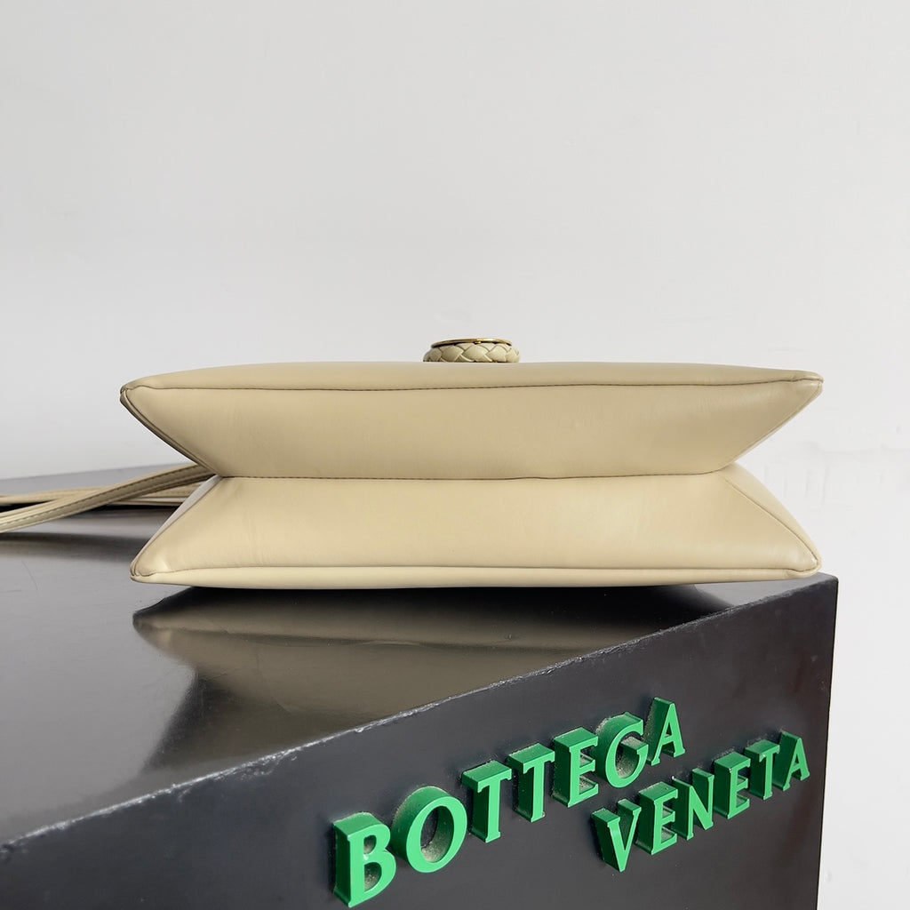 Bottega Veneta 806030 Black Designer Handbag - detail image 4