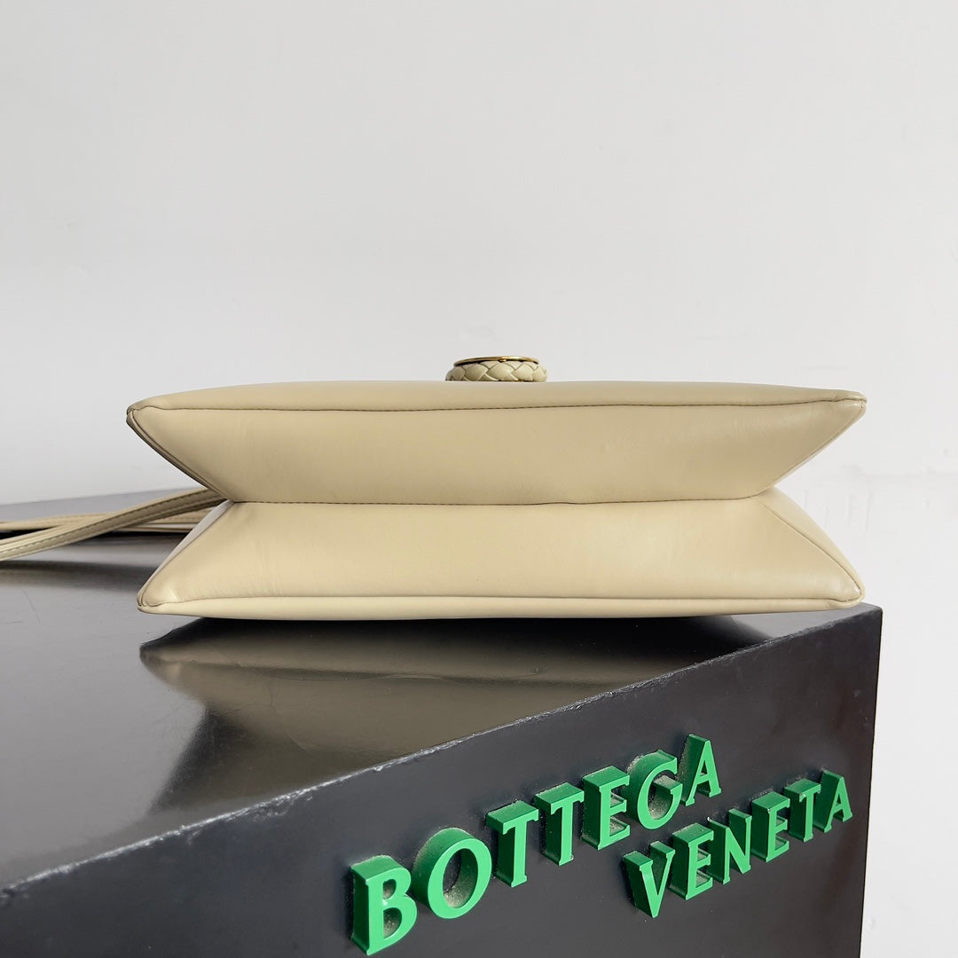 Bottega Veneta 806030 Black Designer Handbag - detail image 4