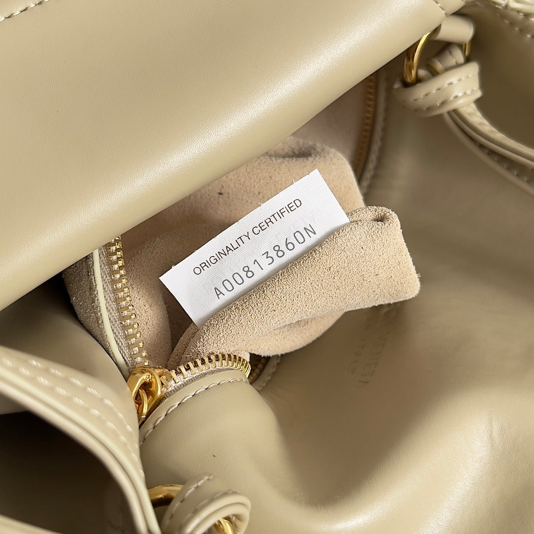 Bottega Veneta 806030 Black Designer Handbag - detail image 8