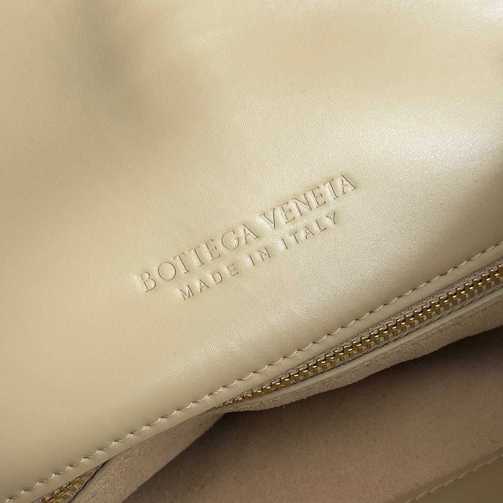 Bottega Veneta 806030 Black Designer Handbag - detail image 7