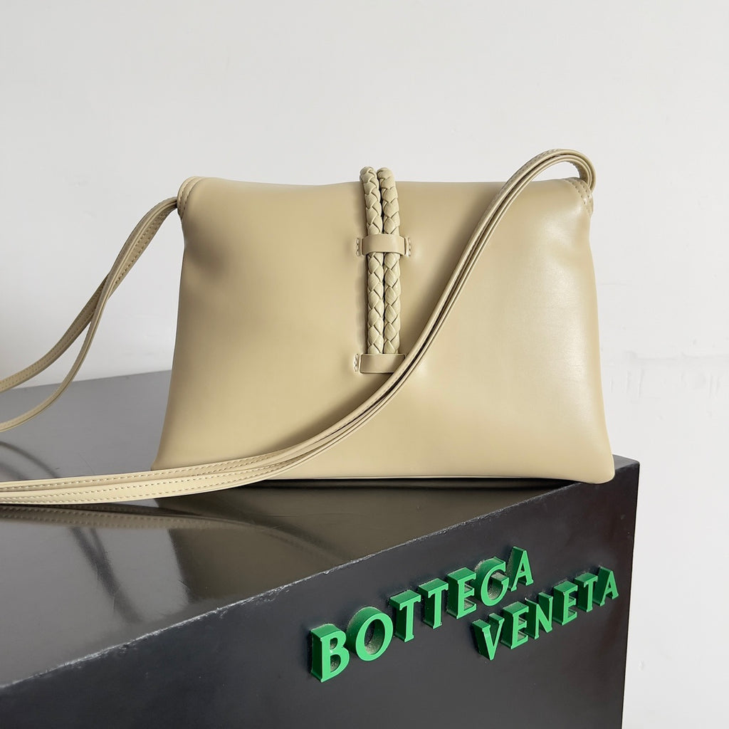 Bottega Veneta 806030 Black Designer Handbag - detail image 3