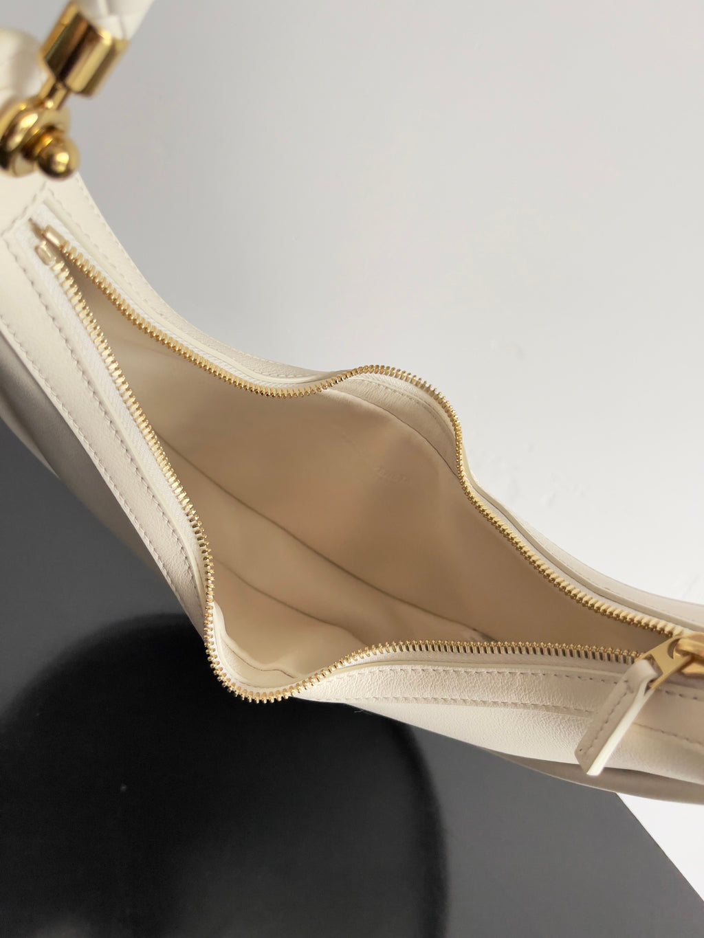 Bottega Veneta 794902 Black Designer Handbag Edition 3 - detail image 9