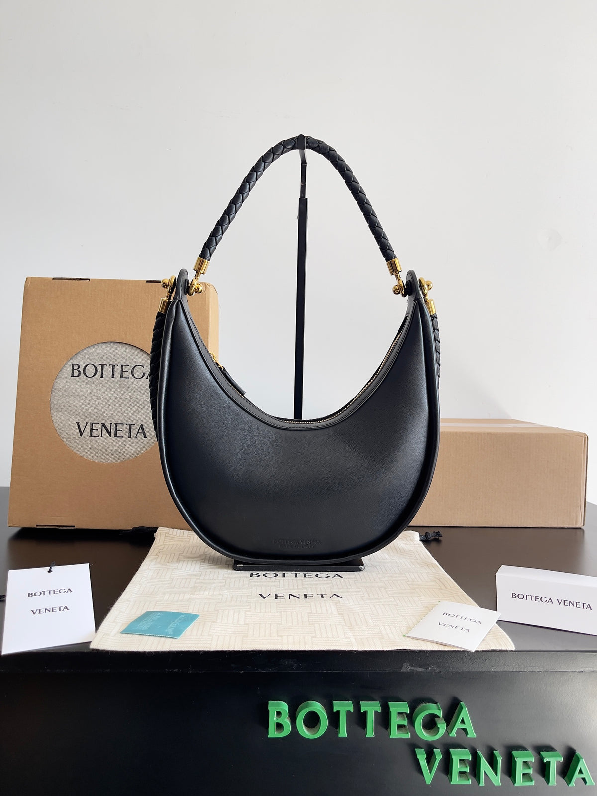 Bottega Veneta Black Designer Handbag Edition 824