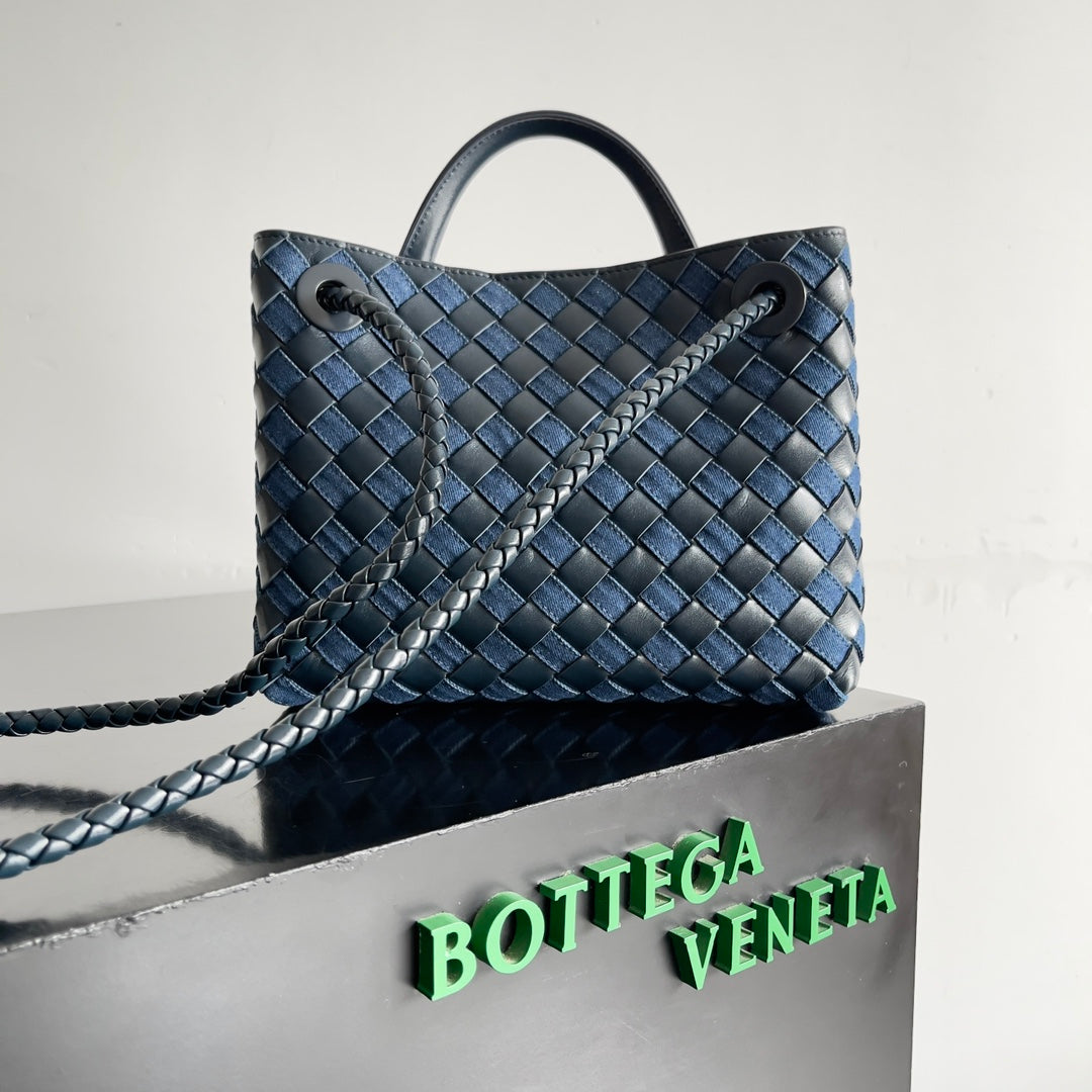Bottega Veneta 743568 Black & Blue Designer Handbag - detail image 2
