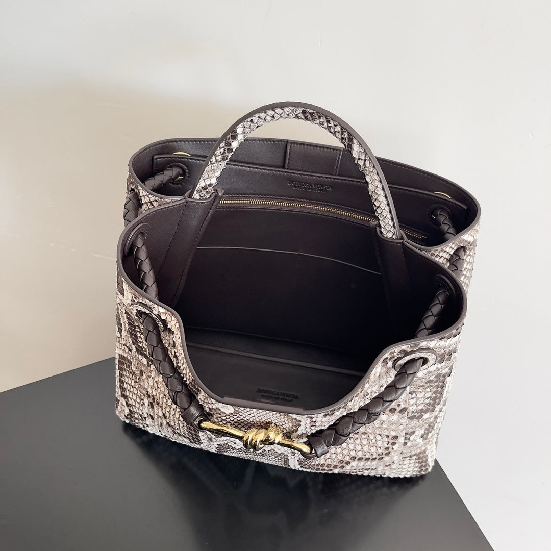 Bottega Veneta 743572 Black Designer Handbag Edition 7 - detail image 9