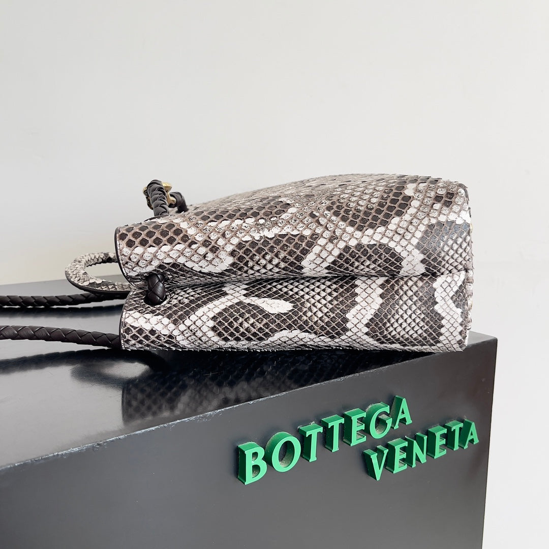 Bottega Veneta 743572 Black Designer Handbag Edition 7 - detail image 2