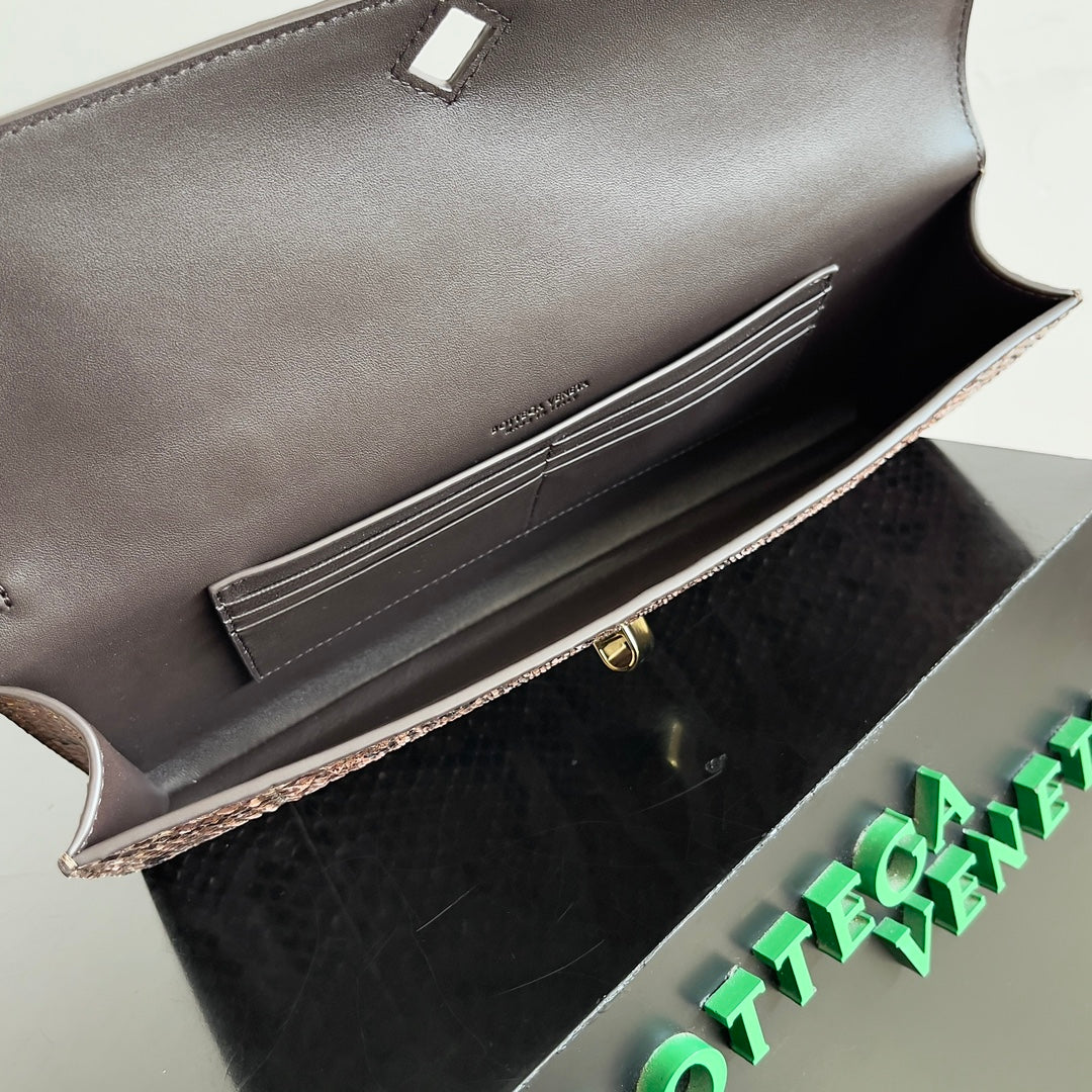 Bottega Veneta 794945 Black Clutch Bag - detail image 9
