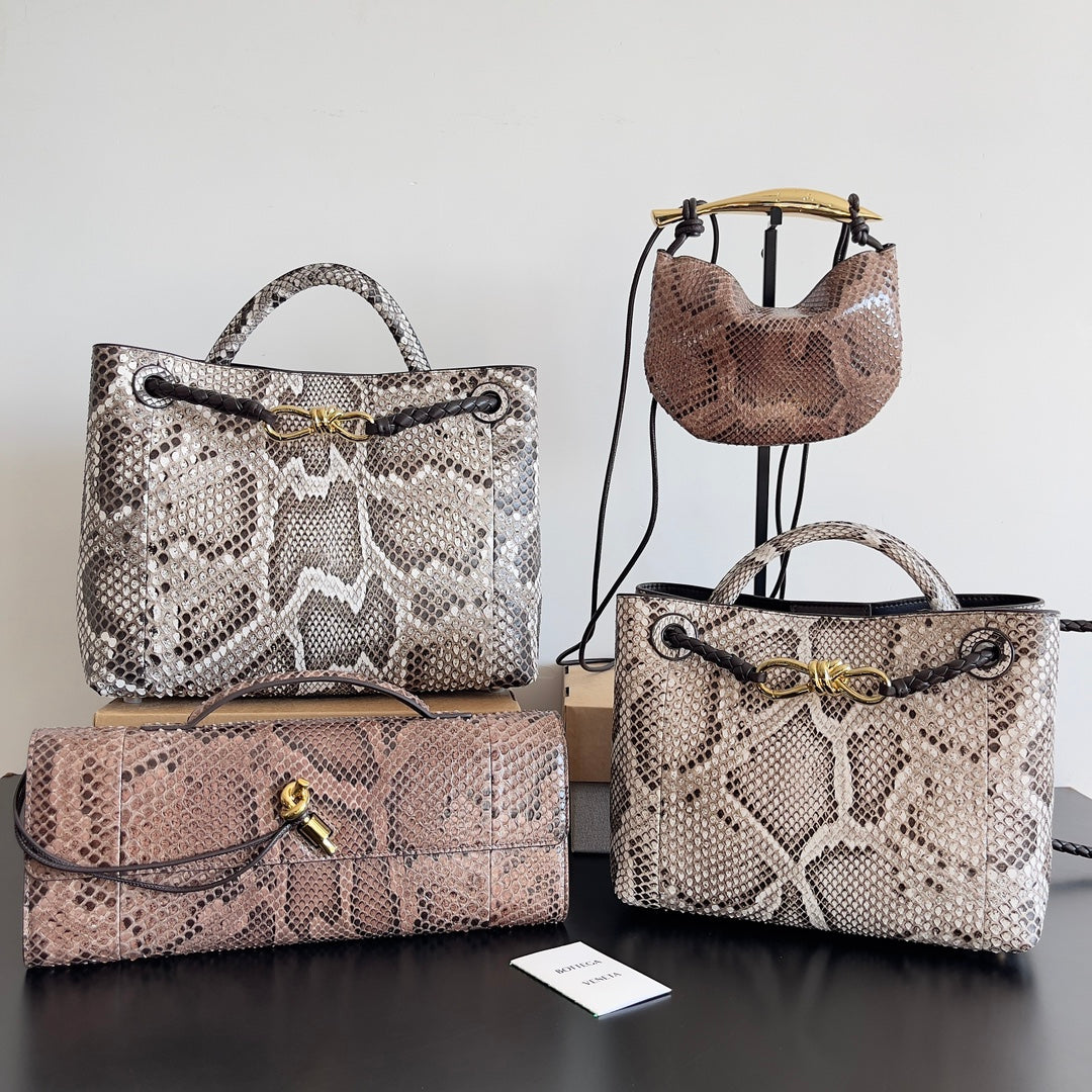 Bottega Veneta Black Designer Handbag Edition 912