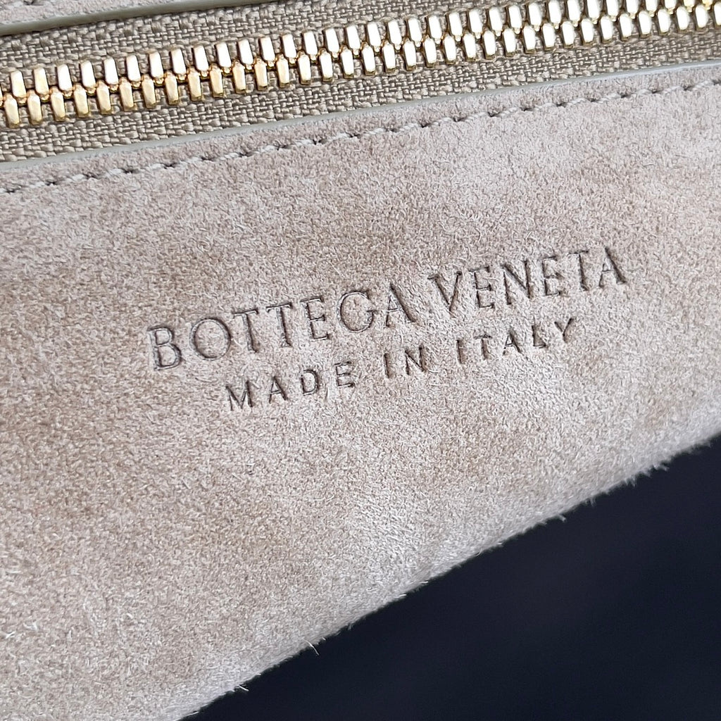 Bottega Veneta Silver Designer Handbag Edition 165 - detail image 5