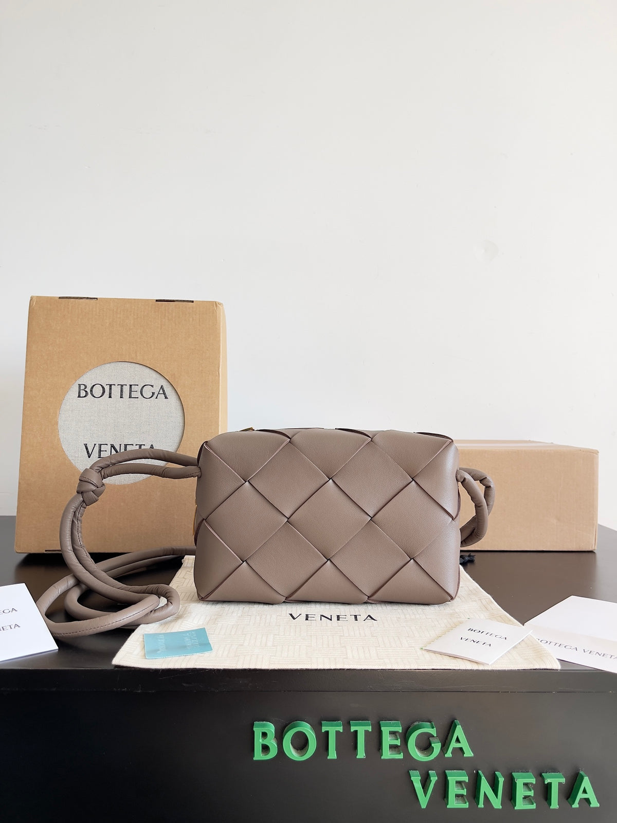 Bottega Veneta Black Designer Wallet Edition 34