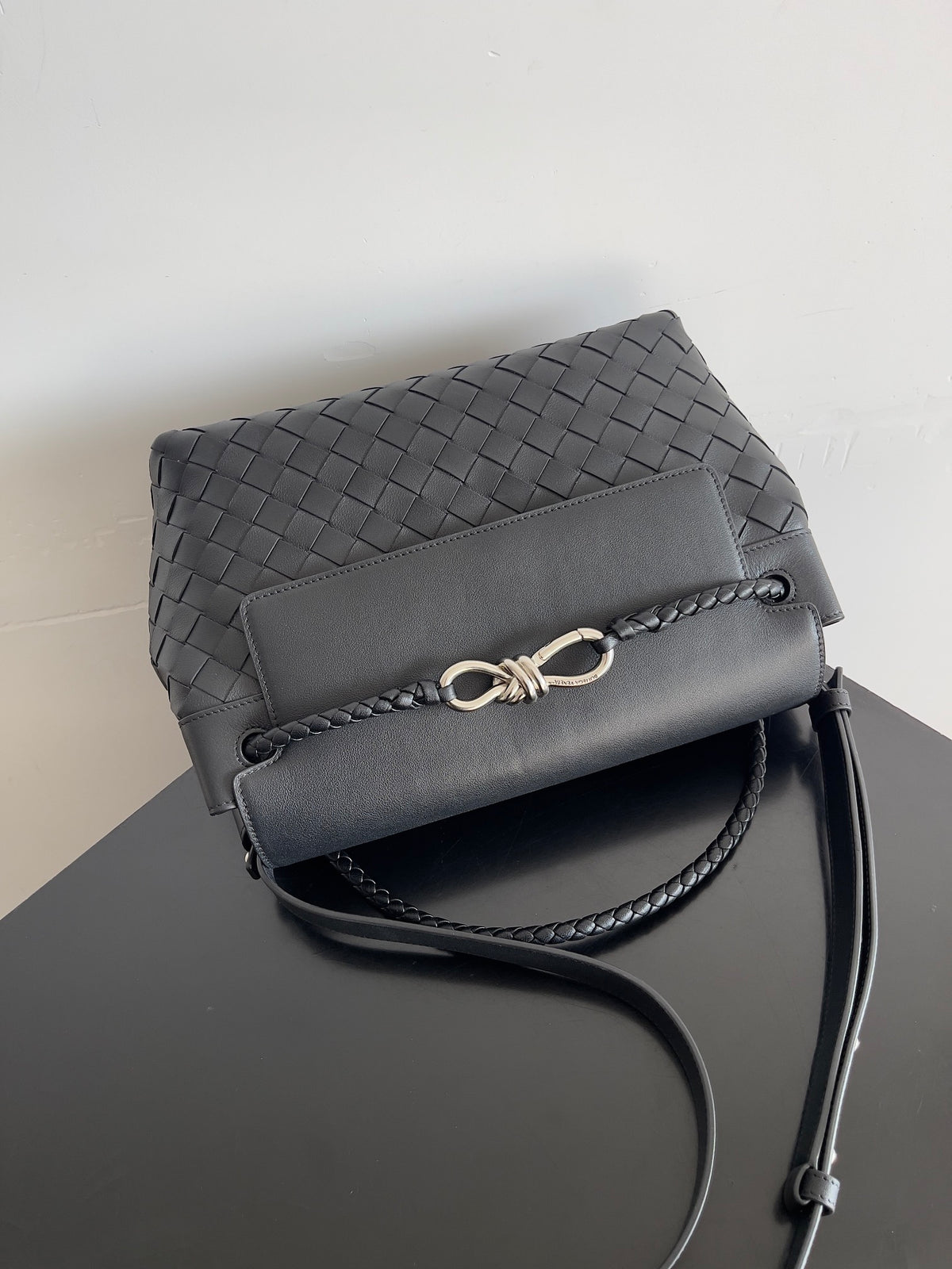 Bottega Veneta 815781 Black Designer Handbag Edition 4 - detail image 6