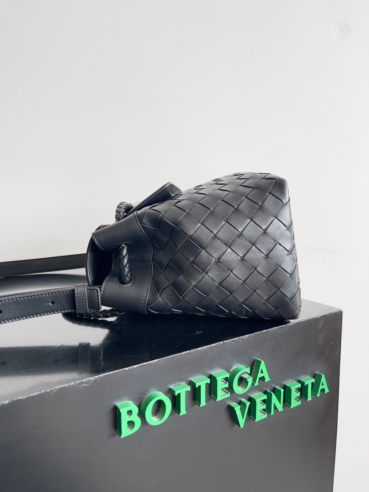 Bottega Veneta 815781 Black Designer Handbag Edition 4 - detail image 2