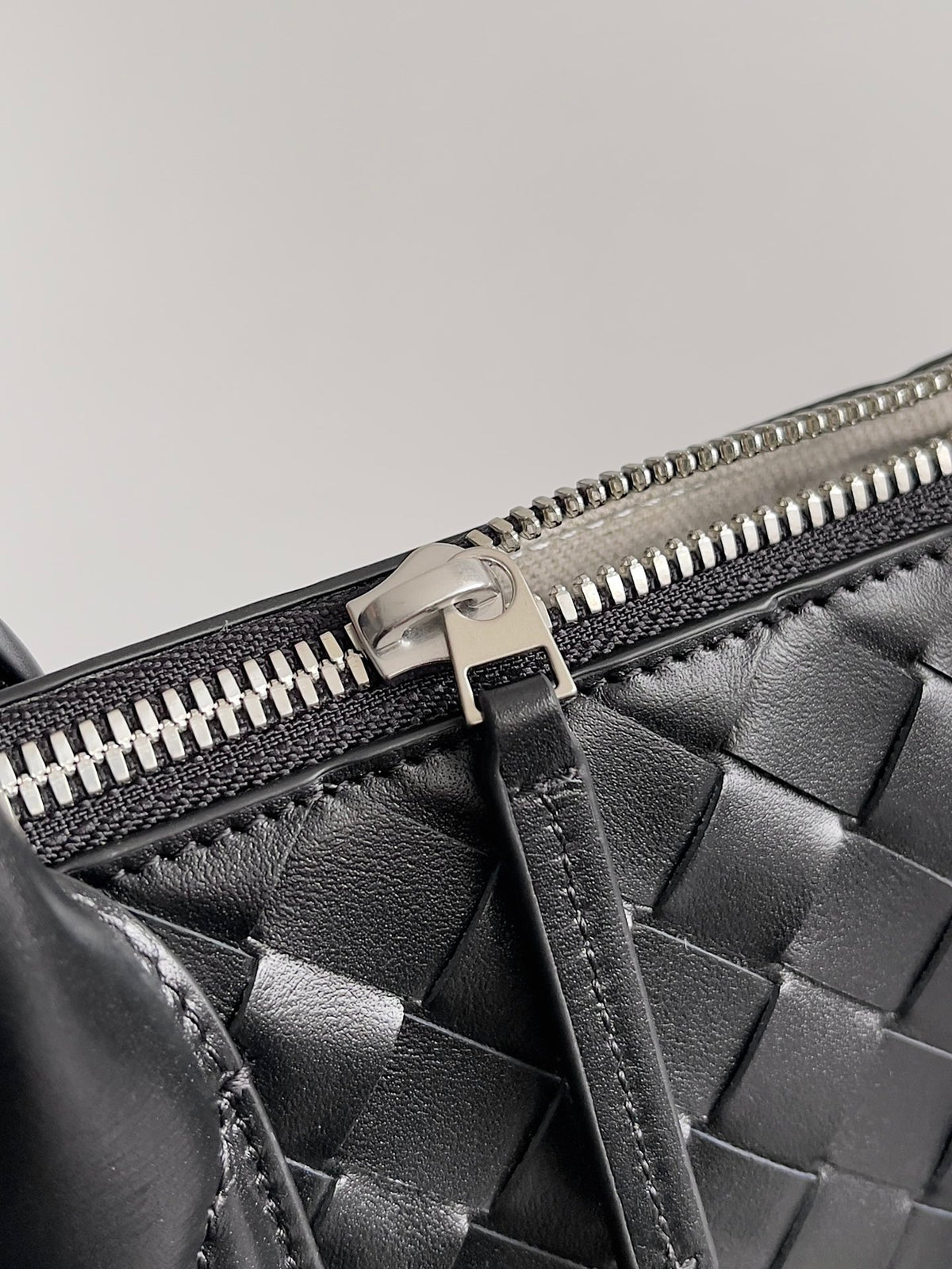 Bottega Veneta 815783 Black Designer Handbag Edition 2 - detail image 6