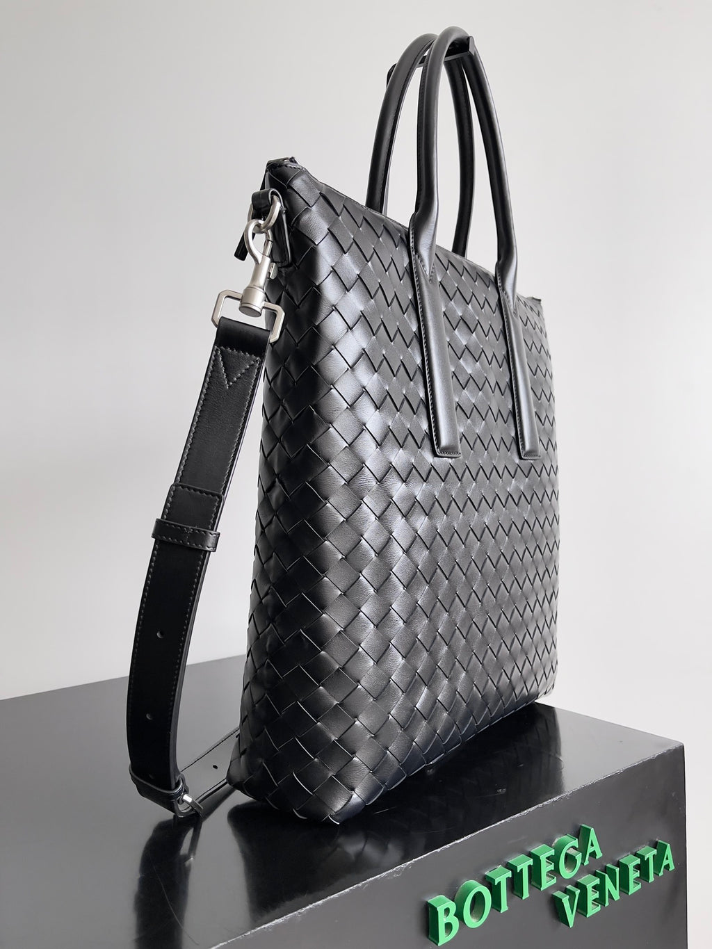 Bottega Veneta 815783 Black Designer Handbag Edition 2 - detail image 2