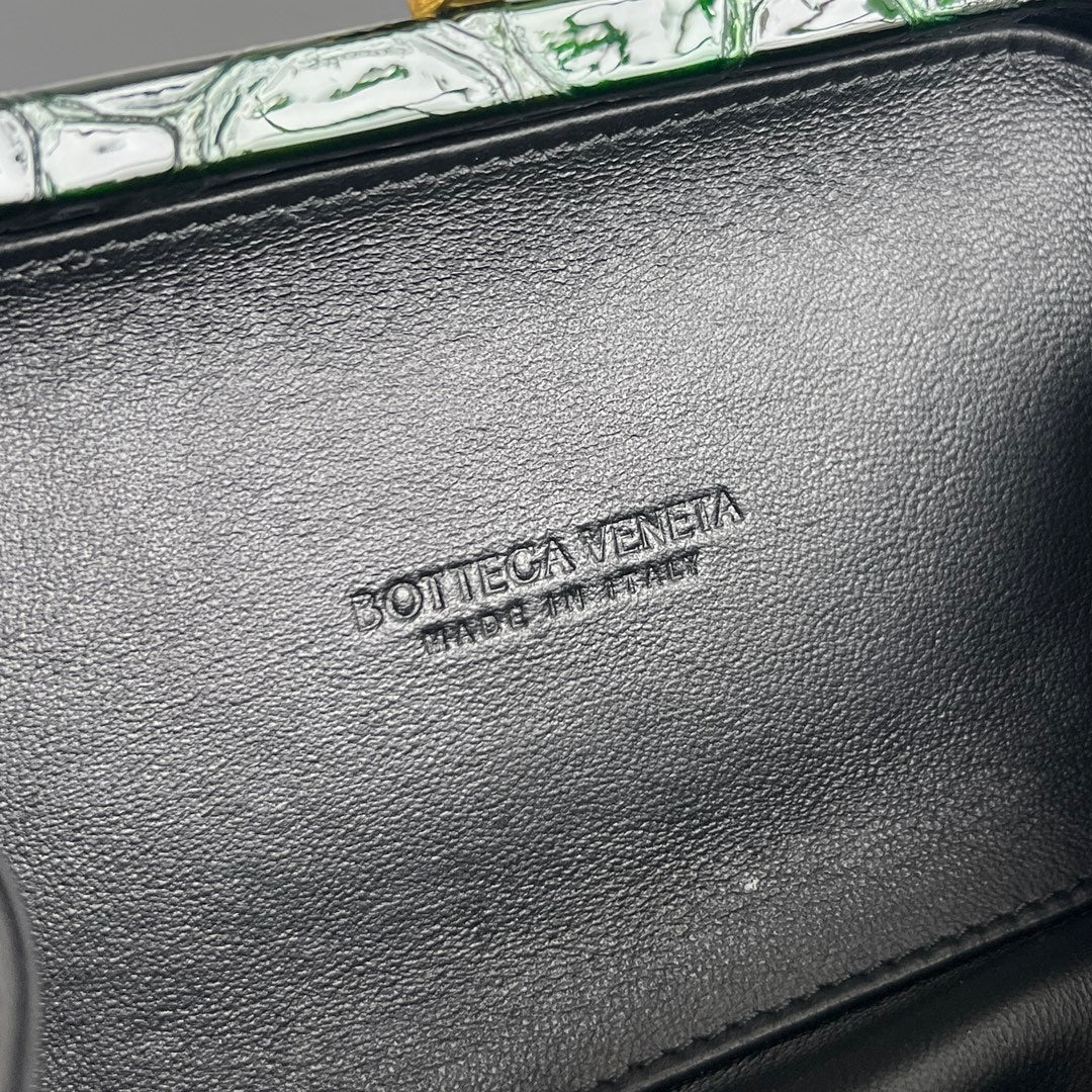 Bottega Veneta 20X12X5 Black & Green Designer Handbag - detail image 9
