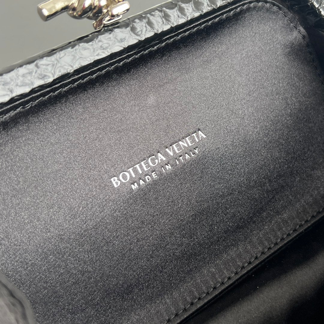 Bottega Veneta 20X12X5 Black Designer Handbag Edition 2 - detail image 9