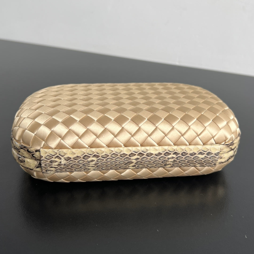 Bottega Veneta 20X12X5 Black & Rose Gold Designer Handbag - detail image 3