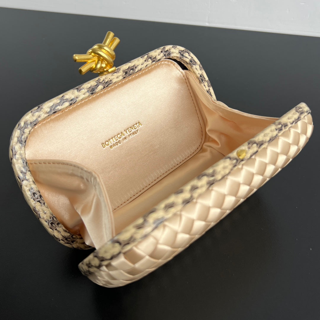 Bottega Veneta 20X12X5 Black & Rose Gold Designer Handbag - detail image 5