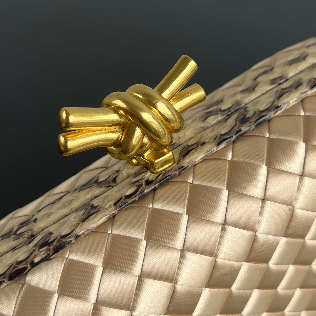 Bottega Veneta 20X12X5 Black & Rose Gold Designer Handbag - detail image 7