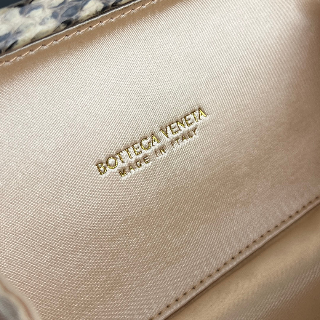 Bottega Veneta 20X12X5 Black & Rose Gold Designer Handbag - detail image 9