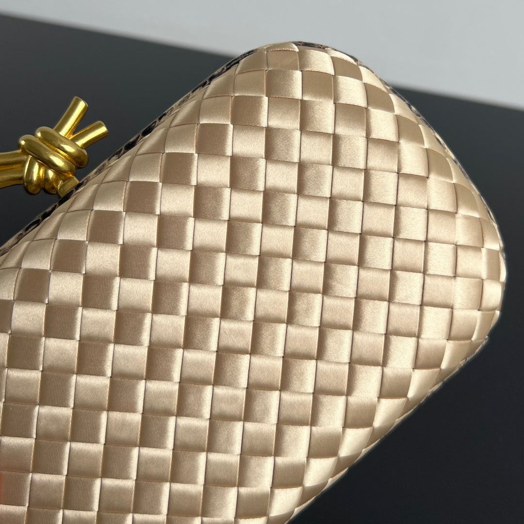 Bottega Veneta 20X12X5 Black & Rose Gold Designer Handbag - detail image 8