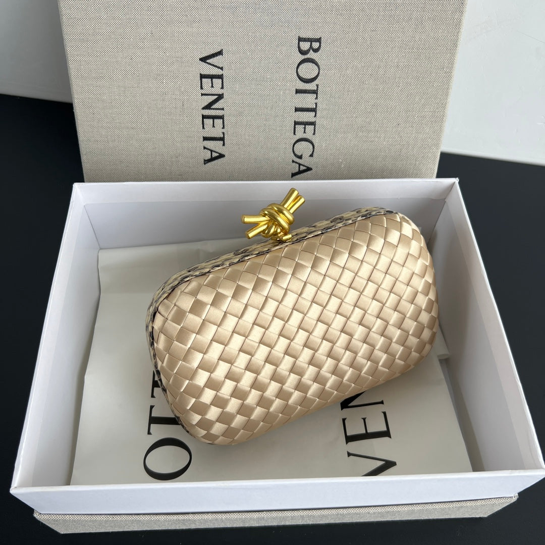 Bottega Veneta Black Designer Handbag Edition 772