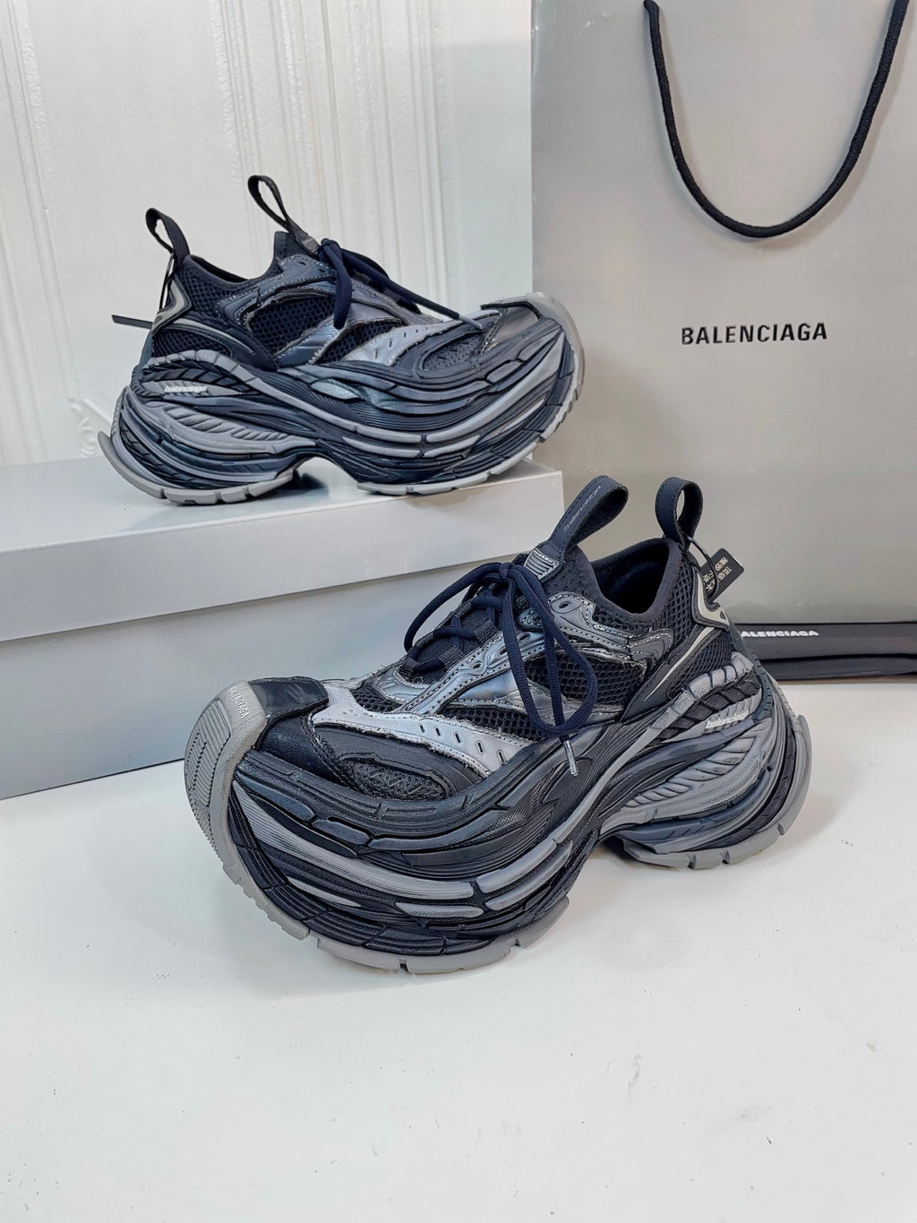 Balenciaga Red & Black Sneakers EU 35-46 - detail image 3