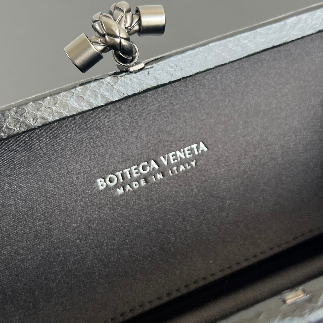 Bottega Veneta 25X10X5 Black Designer Handbag - detail image 9